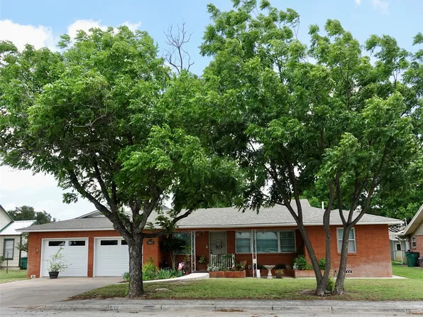 1410 Reynolds St, Goldthwaite, TX 76844
