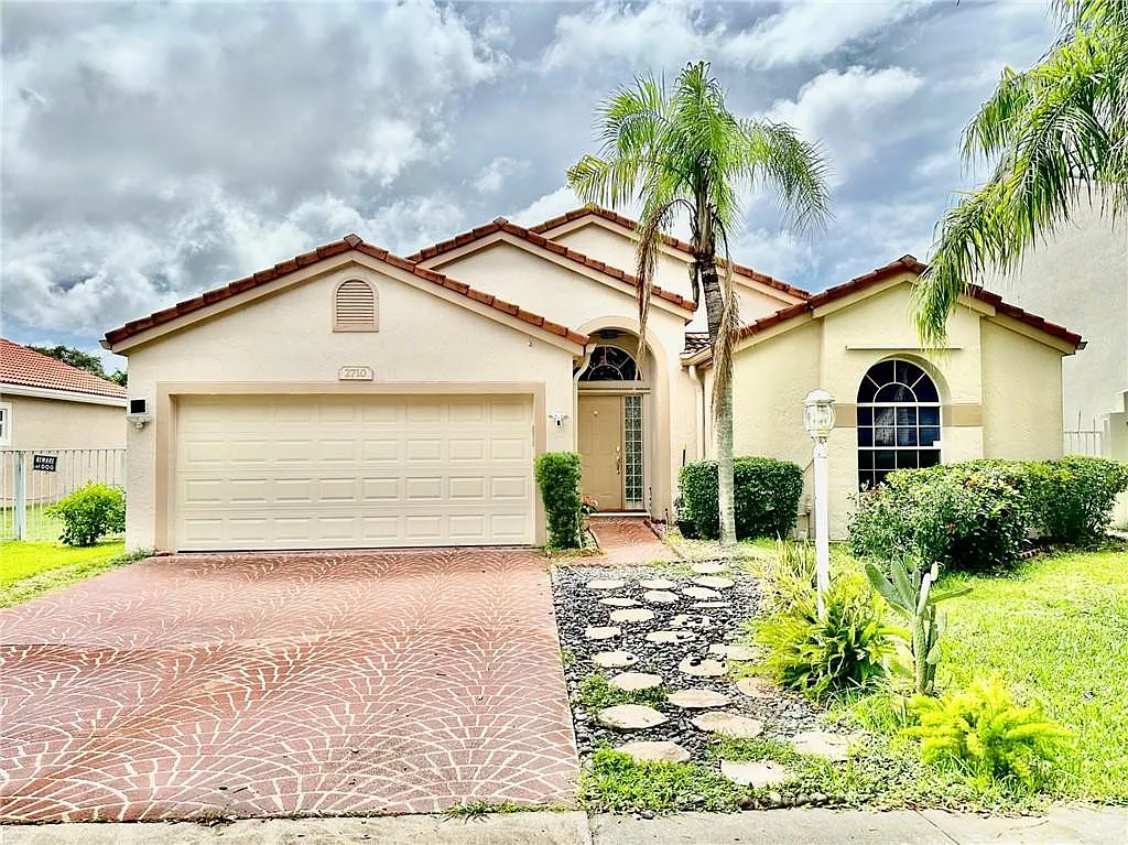 3 bed, 2.0 bath, 1432 sqft, $4,300 — Photo 2