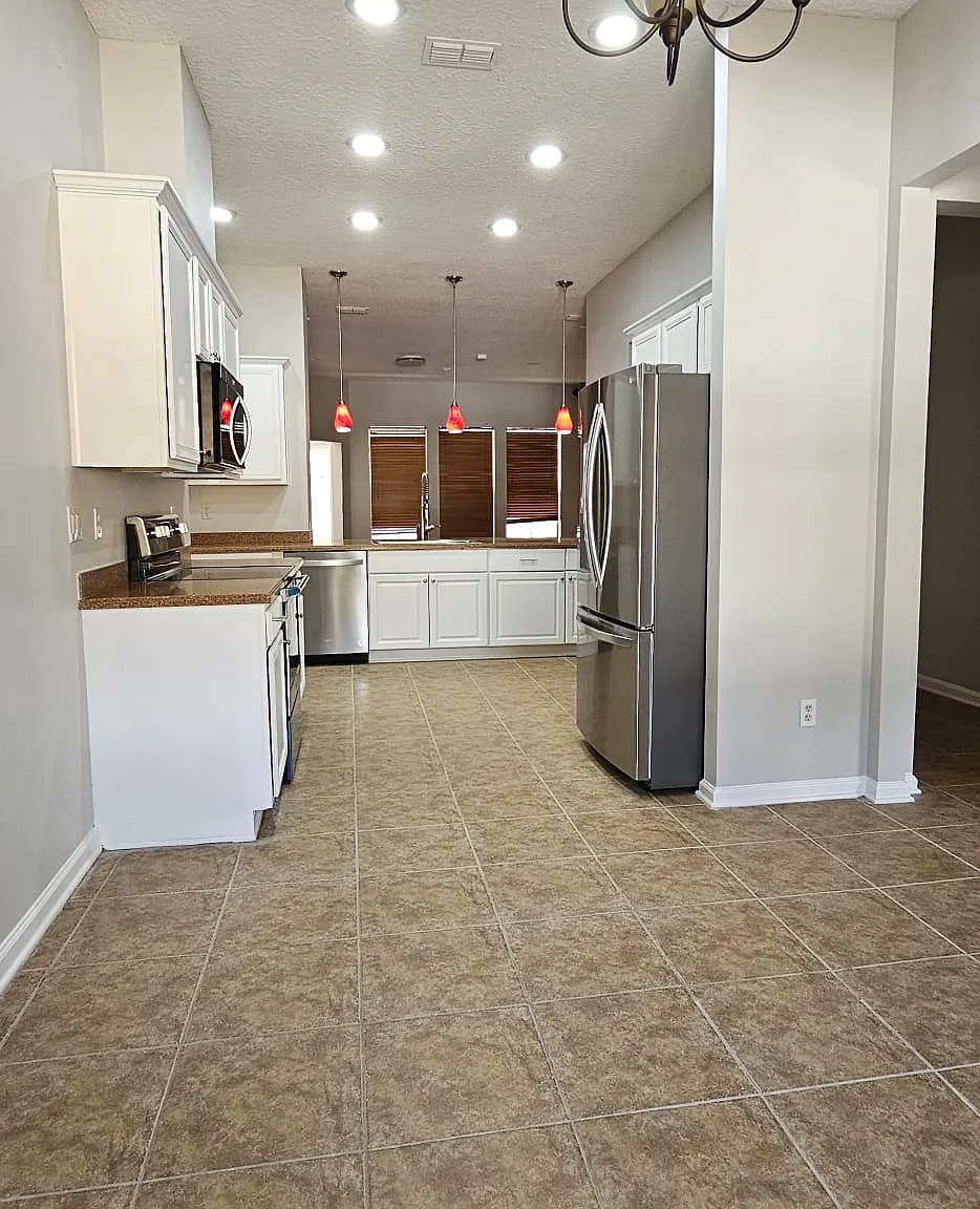 4 bed, 2462 sqft, $2,695 — Photo 4
