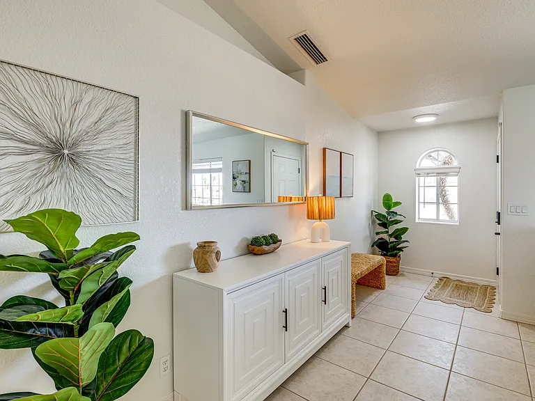 2811 Oakridge Dr — Photo 9