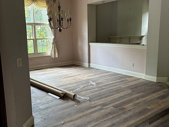 3rd image of 216 Lake Pointe Dr