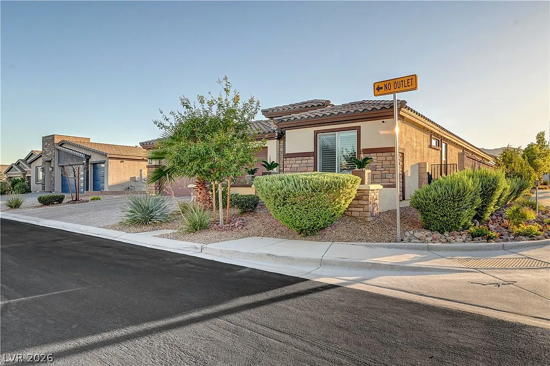 4 bed, 3.0 bath, 2753 sqft, $4,000 — Photo 2