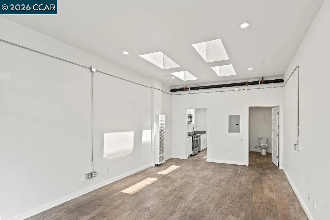 Building Photo - 646 Hegenberger Rd