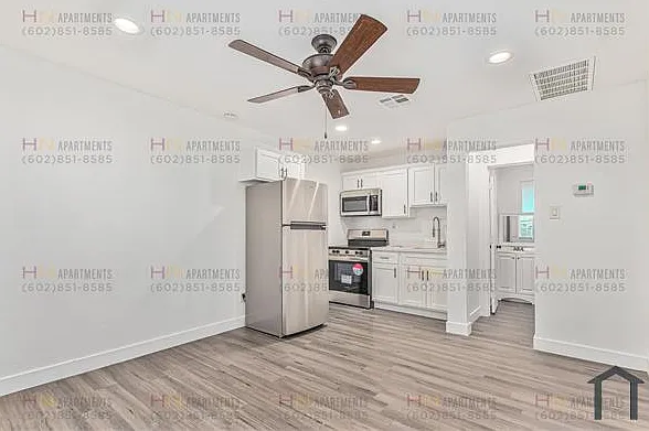 Studio, 300 sqft, $895 — Photo 3