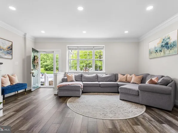 12 Hoag Ln, Aston, PA 19014