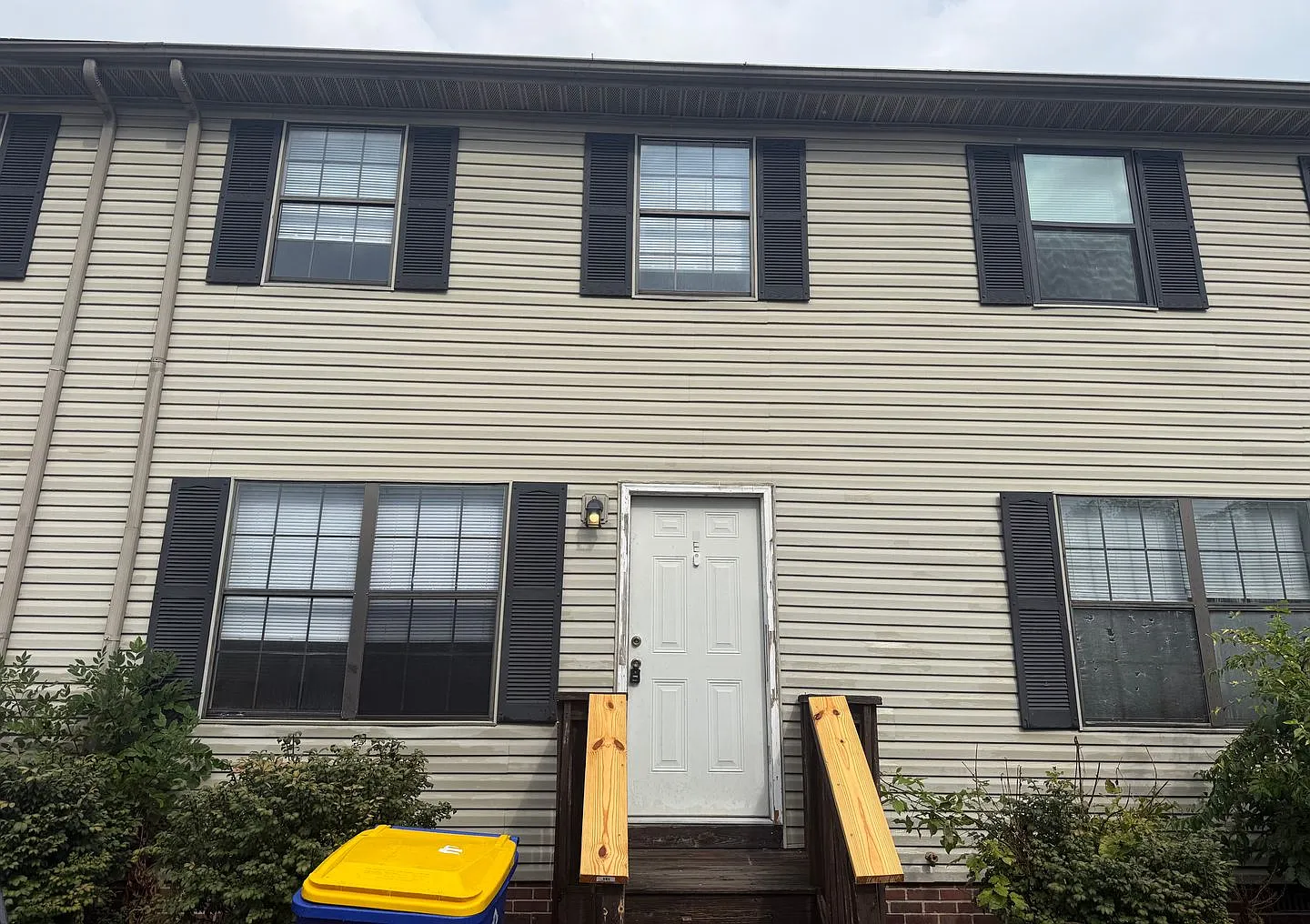 **2050 Clover Court** — Photo 1
