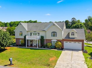 1360 Sweetbriar Ln, Hickory, NC 28602