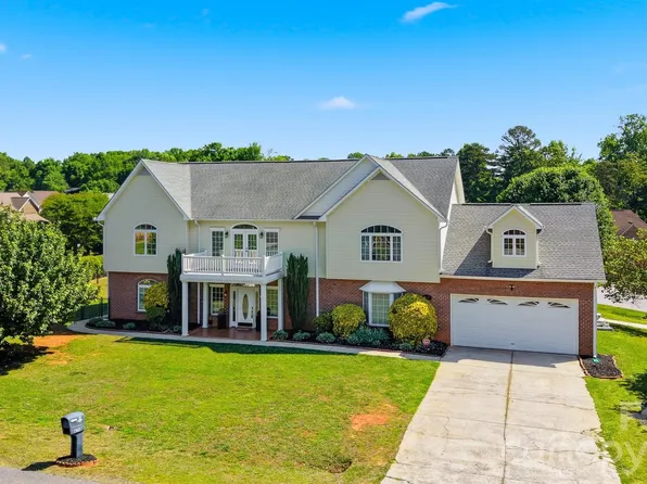1360 Sweetbriar Ln, Hickory, NC 28602