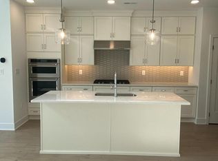 6 Meade Dr, West Windsor, NJ 08550