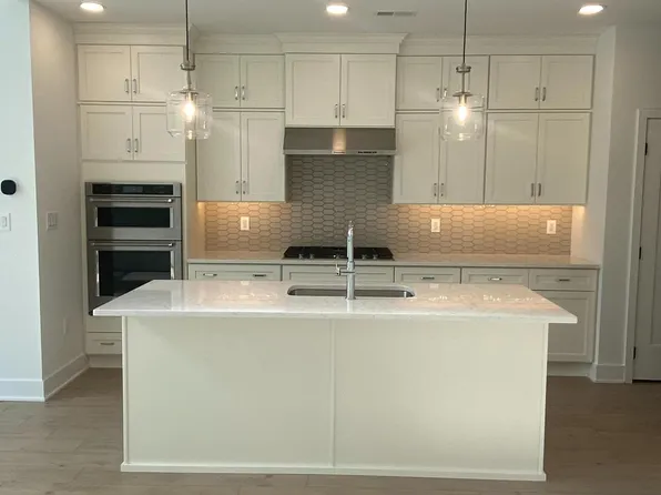 6 Meade Dr, West Windsor, NJ 08550