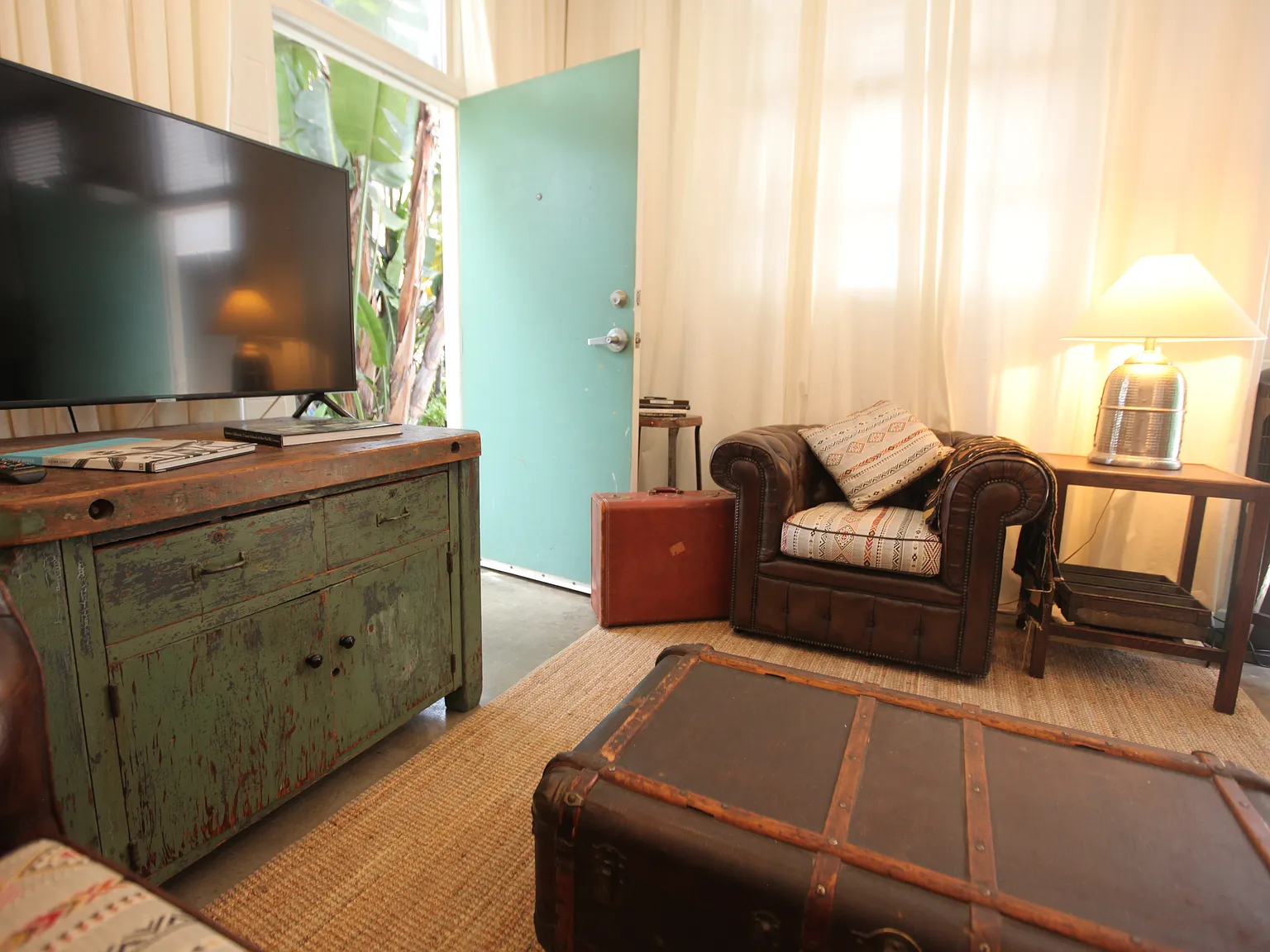 533 Vernon Ave — Photo 3