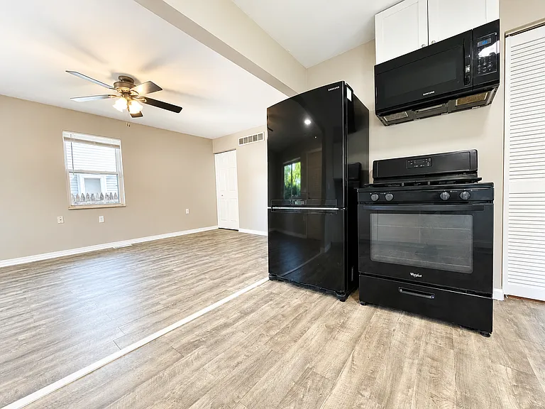 27056 Lawnwood St — Photo 10