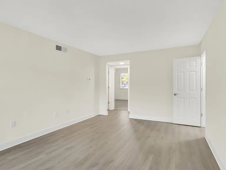 Twin Lakes Apartments — Photo 9