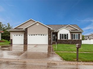 391 Prairie View Cir, Fairfax, IA 52228