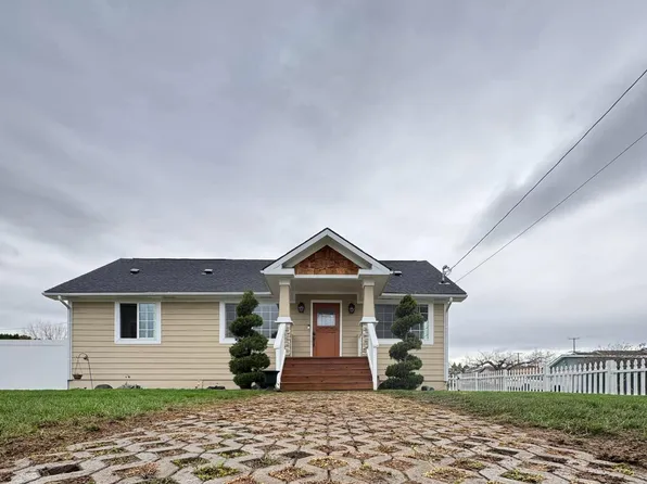 12 N 8th St, Selah, WA 98942