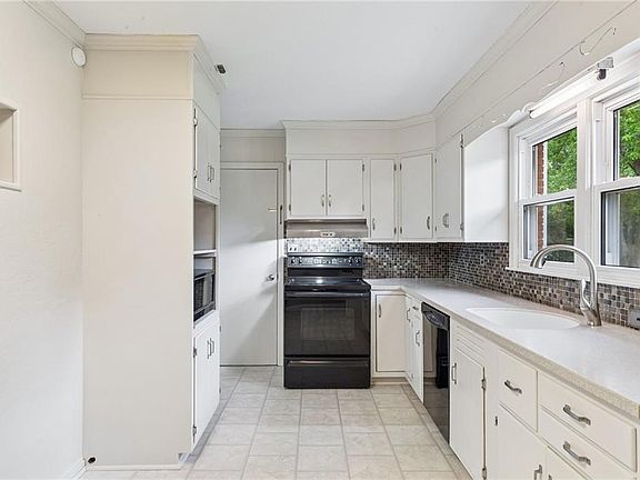 5th image of 4615 NE 47th St