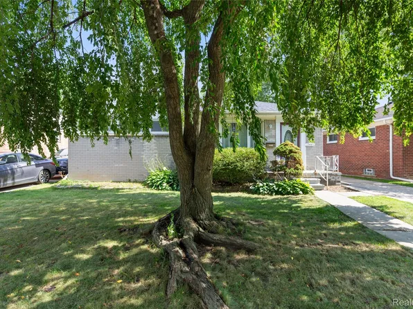 19445 Woodmont St, Harper Woods, MI 48225