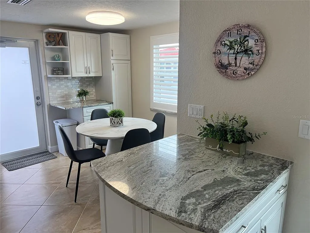 2 bed, 1.5 bath, 836 sqft, $8,040 — Photo 4