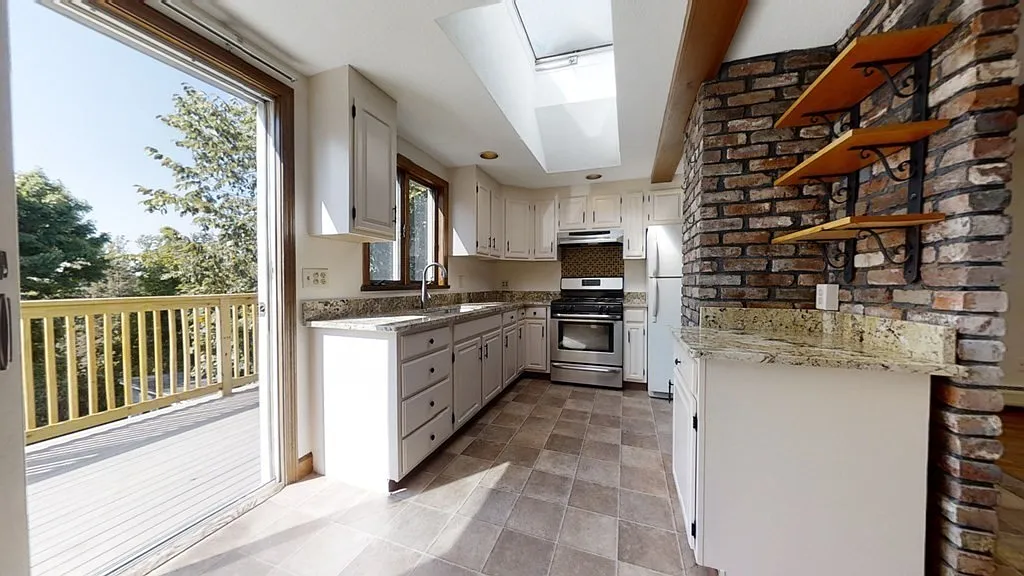 3 bed, 1.0 bath, 1300 sqft, $2,800 — Photo 2