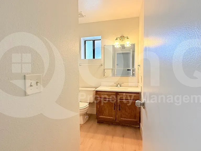 912 N Revere #202 — Photo 13
