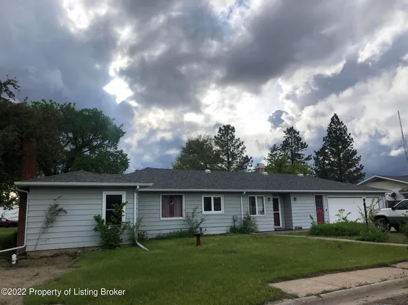 114 3rd St NW, Beach, ND 58621