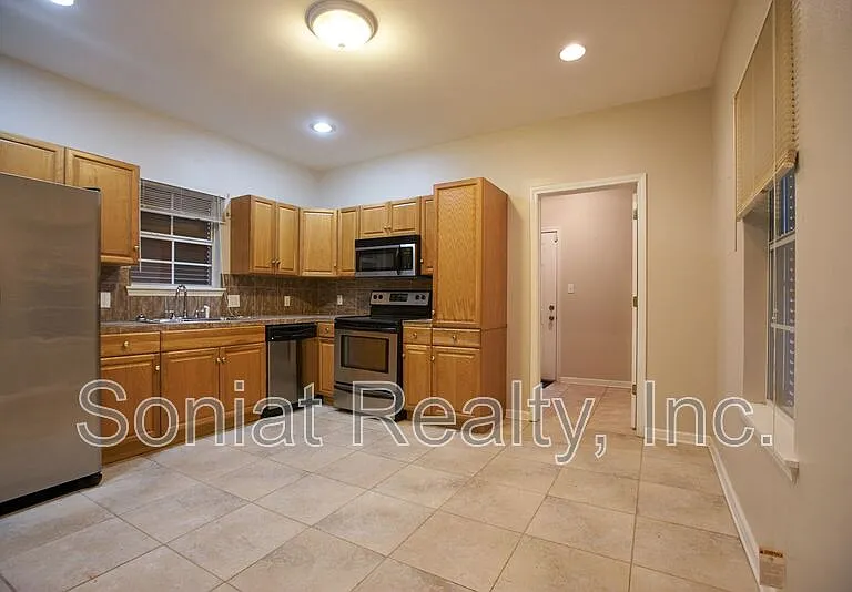 3320 N Prieur St — Photo 5