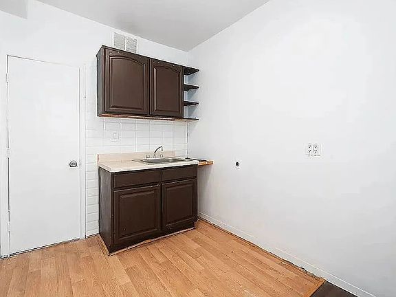 4th image of 52 W 125th St