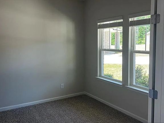 5th image of 41 Oak St
