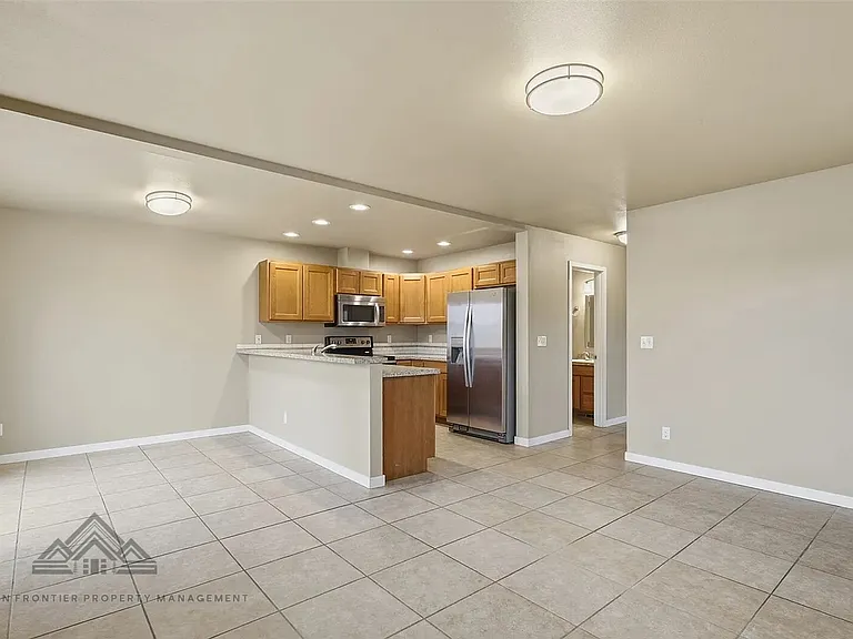 218 E Whitman Dr — Photo 6