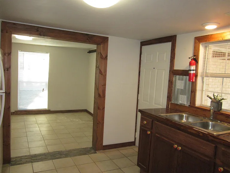 121 N Hamilton St — Photo 3