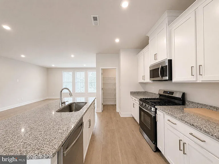 135 Heyford Dr — Photo 17