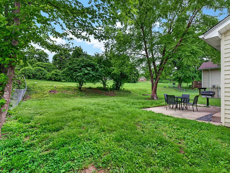 2126 Hungerford Dr — Photo 37