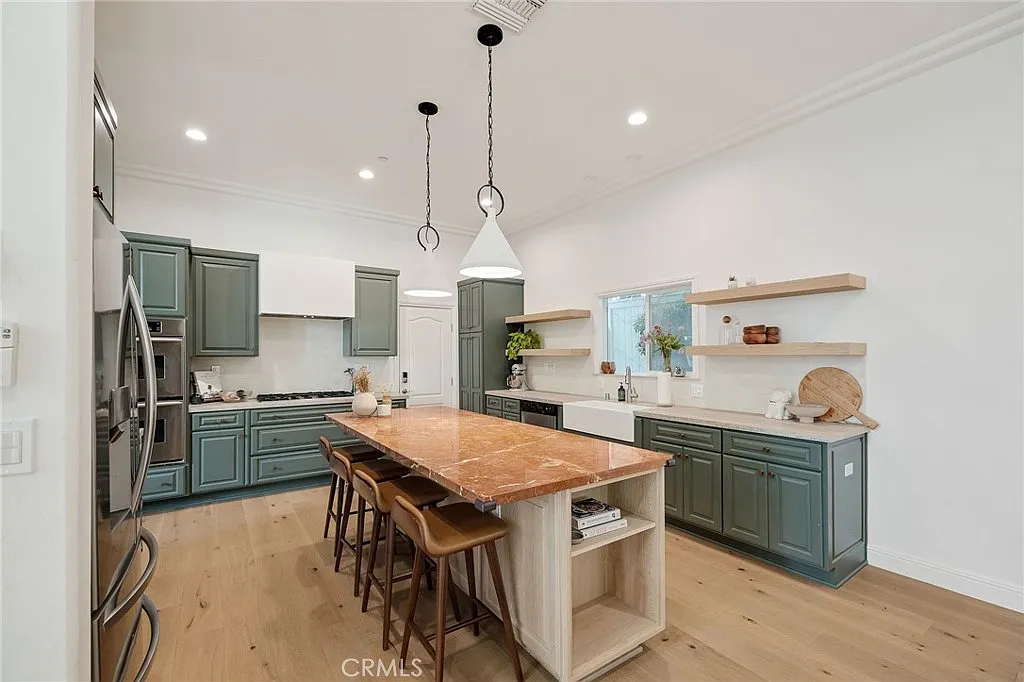 4 bed, 2.5 bath, 2780 sqft, $7,500 — Photo 1