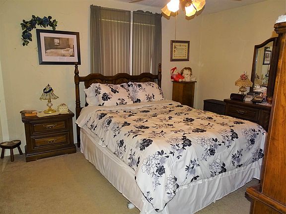 5th image of 3002 E Esther Ln