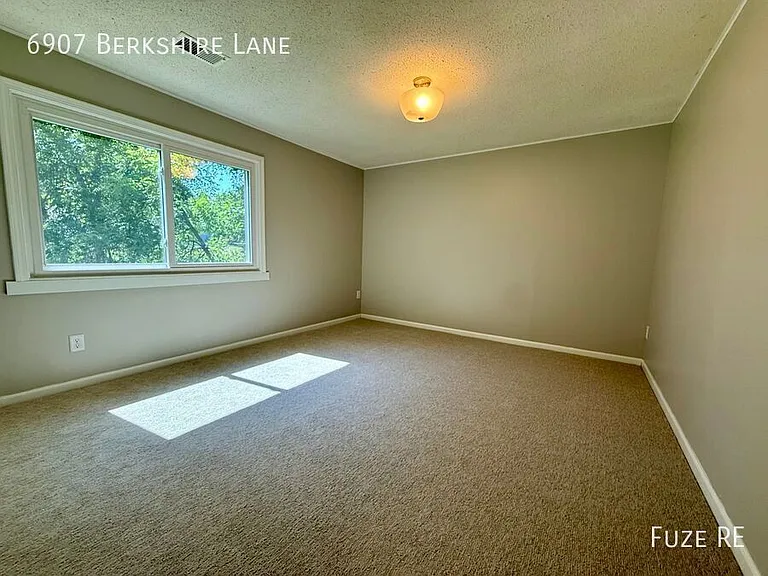 6907 Berkshire Ln — Photo 23