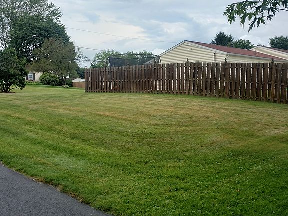 3rd image of 425 Woodburne Dr