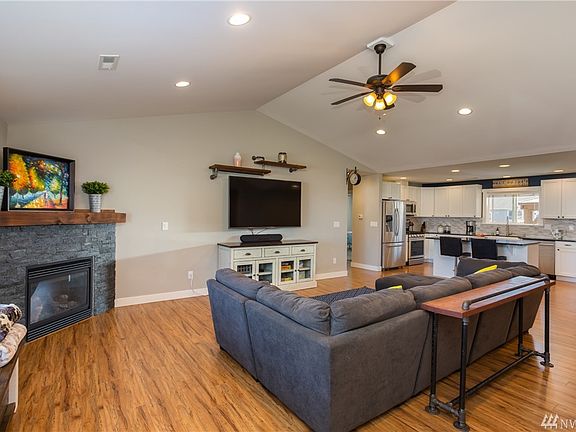3rd image of 409 Amareen Ct