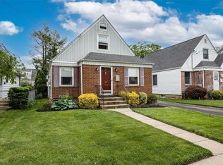 140 Beebe Rd, Mineola, NY 11501