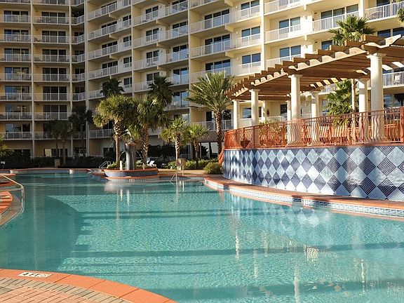 Gorgeous Resort Pool
