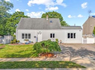 23 Vista Ln, Levittown, NY 11756