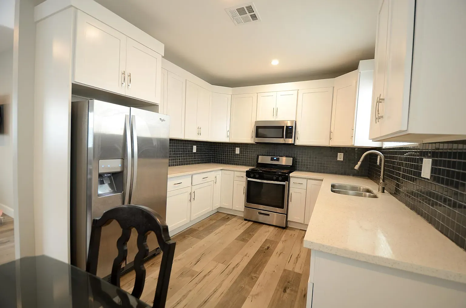 5 bed, 2000 sqft, $4,300 — Photo 2