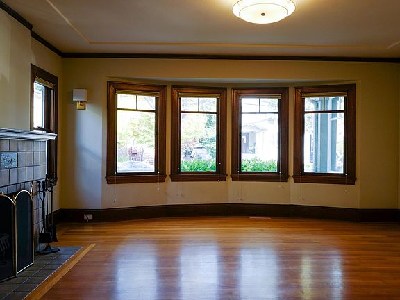 Living Room - View Towards Front