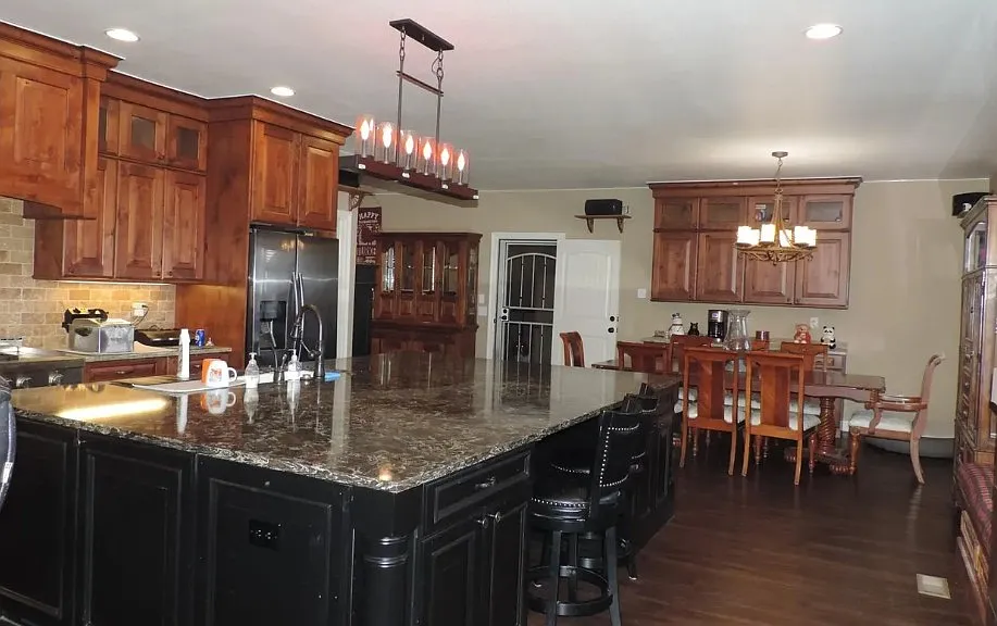 4 bed, 5100 sqft, $5,000 — Photo 1