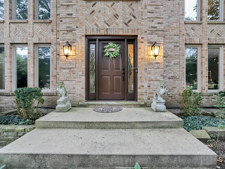 985 Chapel Ct N — Photo 3