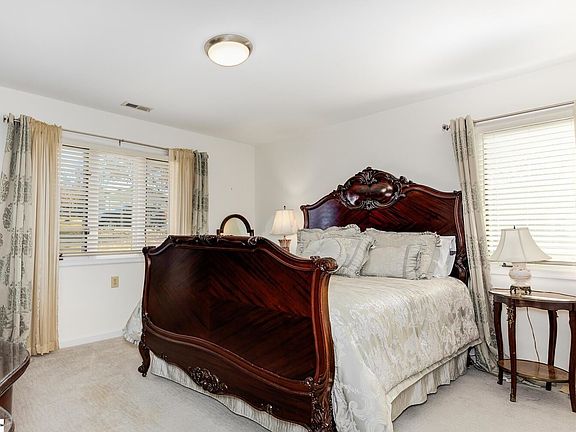 5th image of 9 Hillview Dr