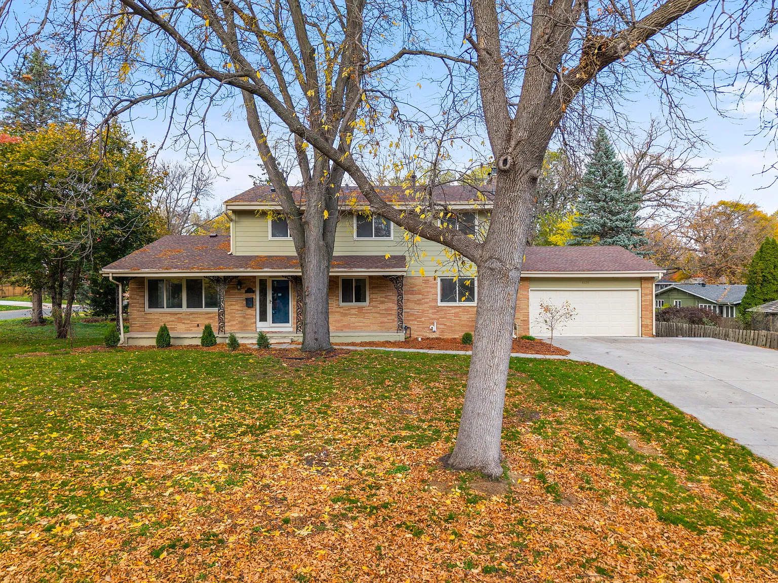 6 bed, 3749 sqft, $5,500 — Photo 2