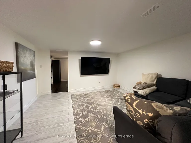 2504 Donnavale Dr — Photo 38