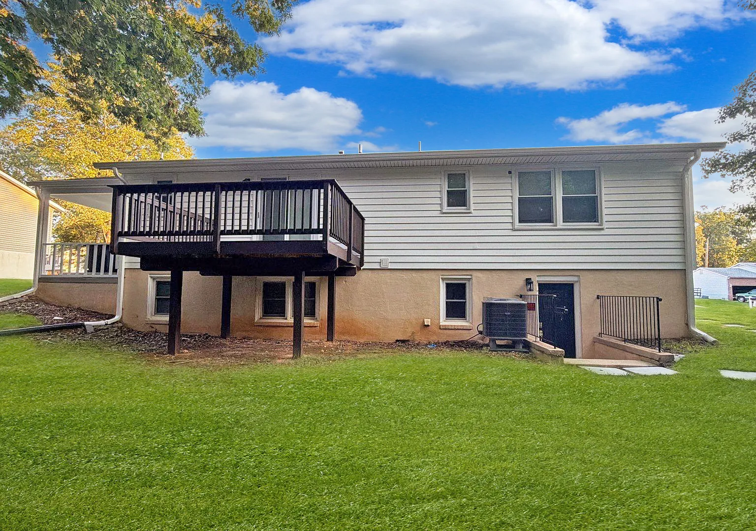 Spacious 5BR/3BA Home with Two Kitchens, Deck & Driveway! — Photo 4