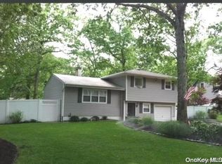 14 Atkinson Ln, Coram, NY 11727