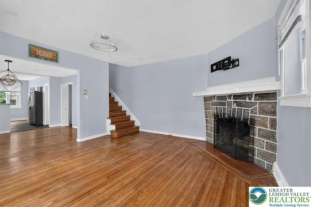 4 bed, 1.0 bath, 1637 sqft, $2,300 — Photo 3